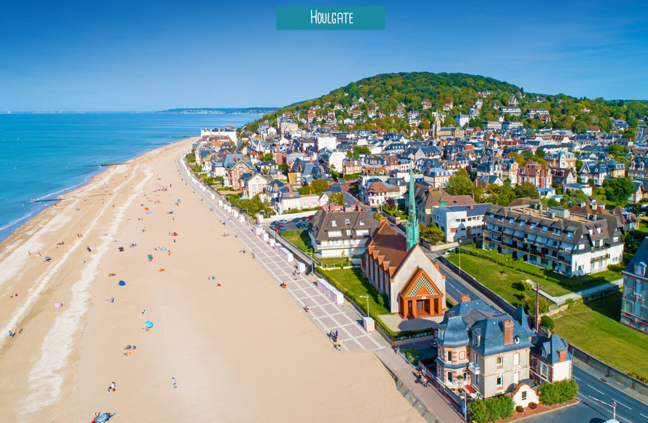 Plage de sable et ville c�ti�re de Houlgate, Normandie, � visiter.
