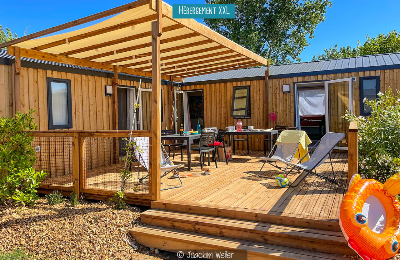 Mobil-home XXL avec terrasse ombrag�e et mobilier au camping VAGUES OCEANES Odyss�e � Villers sur mer (14).