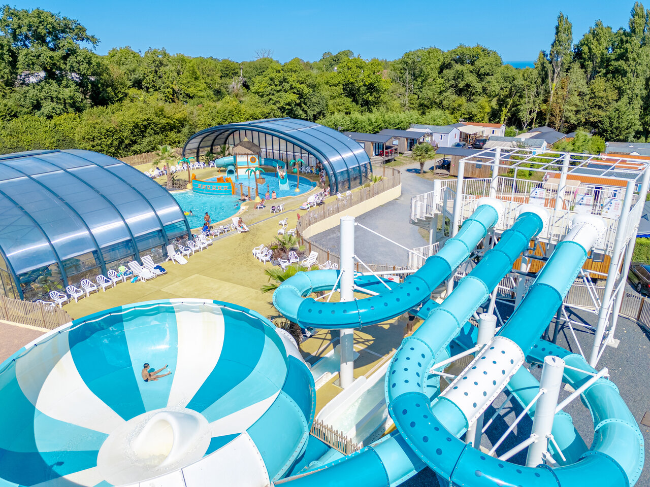 Toboggans aquatiques, piscine couverte, pataugeoire au camping VAGUES OCEANES Odyss�e � Villers sur mer (14).