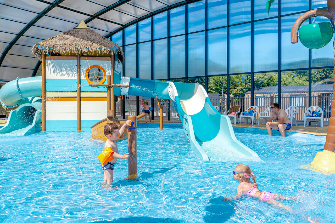 Espace aquatique couvert, toboggans et jeux pour enfants au camping VAGUES OCEANES Odyss�e � Villers sur mer (14).