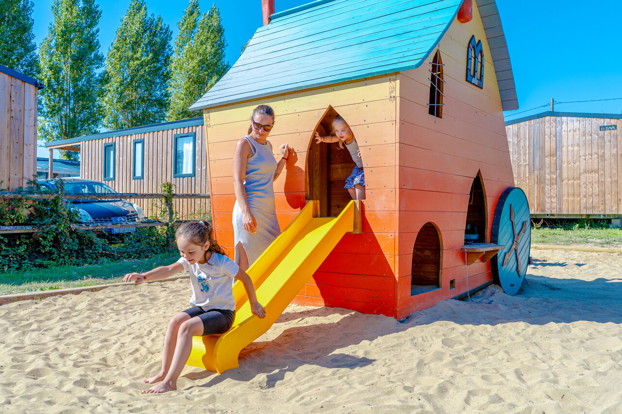 Aire de jeux enfants avec toboggan au camping VAGUES OCEANES.