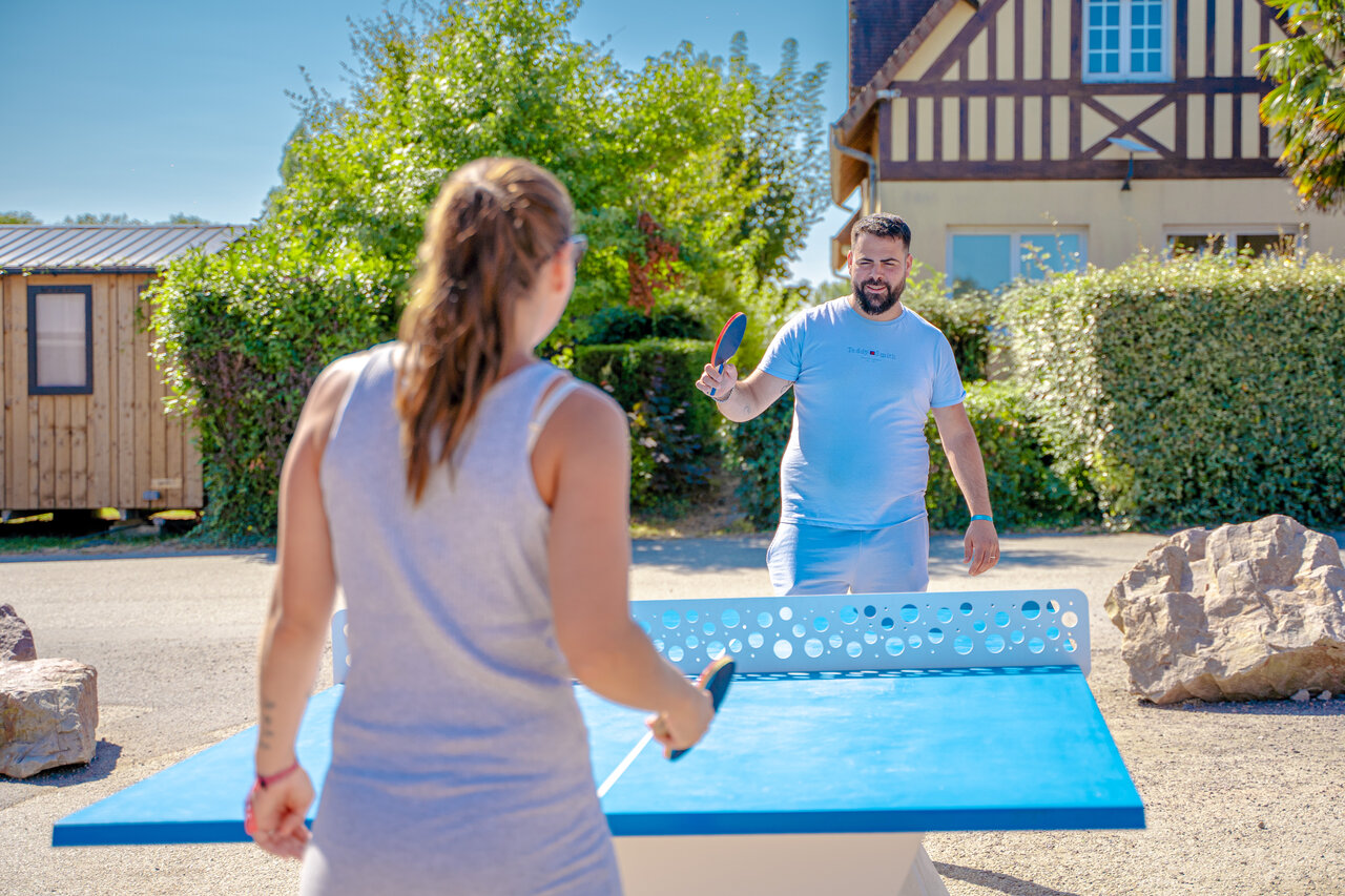 Couple jouant au tennis de table en ext�rieur au camping VAGUES OCEANES Odyss�e � Villers sur mer (14).