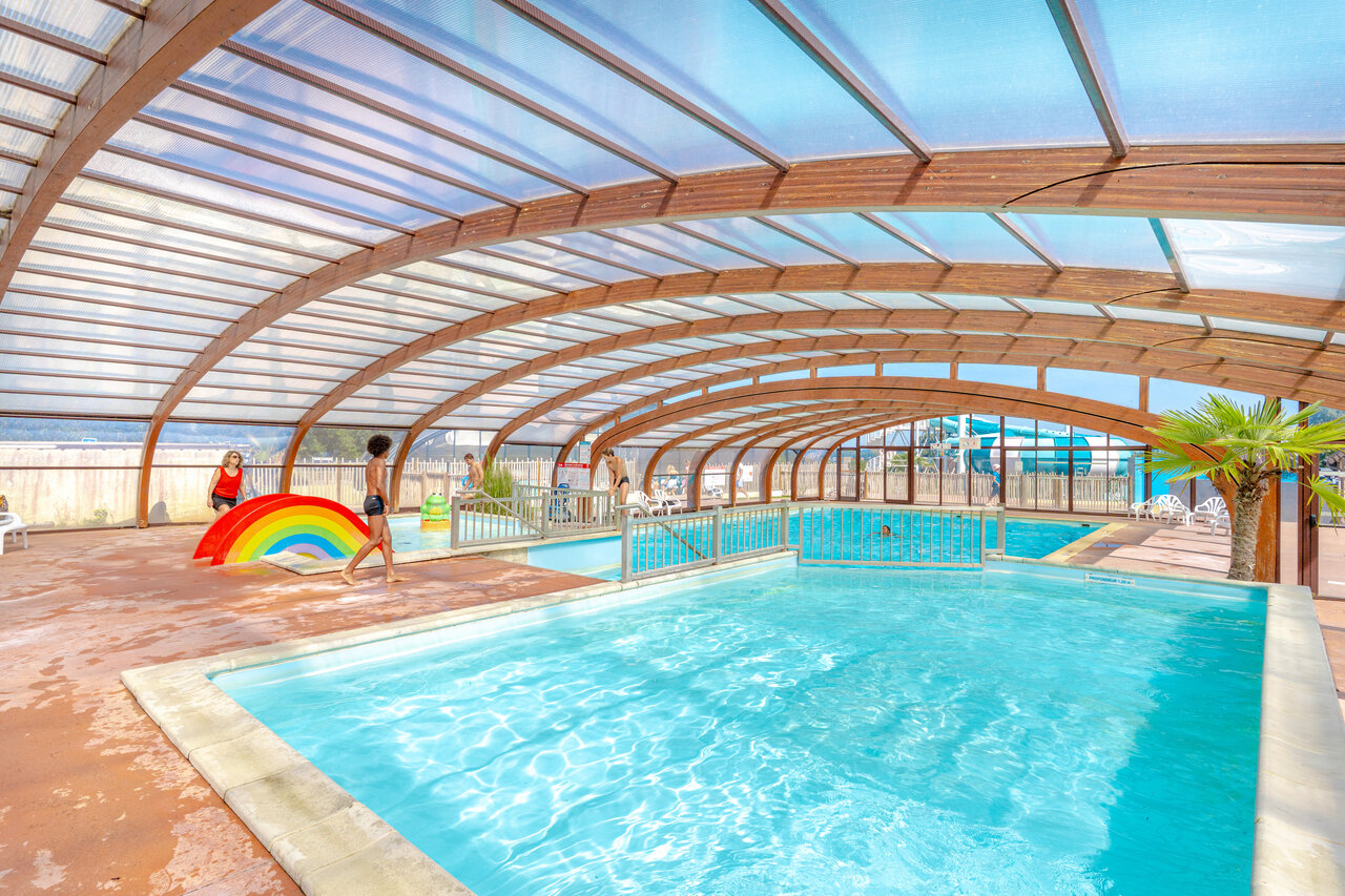 Piscine couverte chauff�e, jeux aquatiques, toboggan au camping VAGUES OCEANES Odyss�e � Villers sur mer (14).