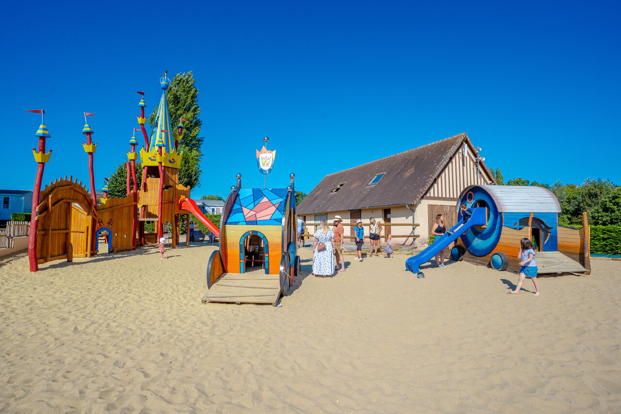 Aire de jeux, ch�teau, toboggans pour enfants au camping VAGUES OCEANES Odyss�e � Villers sur mer (14).