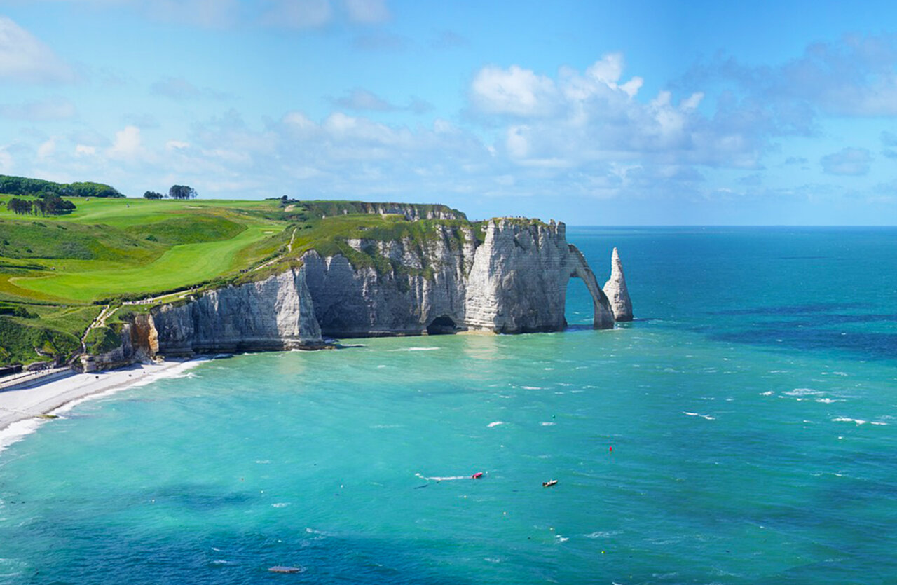 Falaises, arche, plage de galets au camping VAGUES OCEANES Odyss�e � Villers sur mer (14).