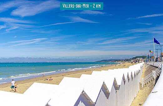 Plage de sable fin et cabines de plage � Villers-sur-Mer, Normandie.