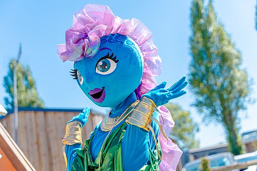 Mascotte bleue et rose pour l'animation au camping VAGUES OCEANES Odyss�e.