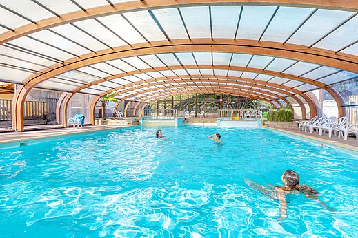 Piscine couverte chauff�e avec baigneurs et chaises au camping VAGUES OCEANES Odyss�e � Villers sur mer (14).