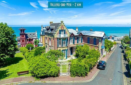 Villas historiques et vue sur la mer � Villers-sur-Mer, Normandie.