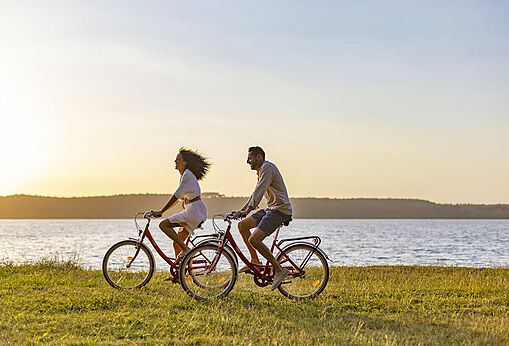 Couple � v�lo au camping VAGUES OCEANES Odyss�e � Villers sur mer (14).