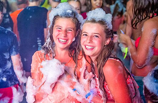 Animation soir�e mousse, jeunes filles souriantes au camping VAGUES OCEANES Odyss�e.