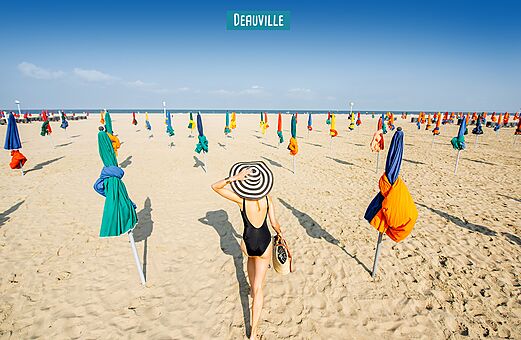 Plage de Deauville avec ses c�l�bres parasols color�s en Normandie.