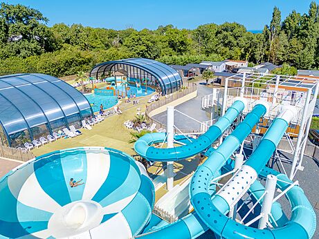 Parc aquatique avec toboggans et piscines au camping VAGUES OCEANES Odyss�e � Villers sur mer (14).