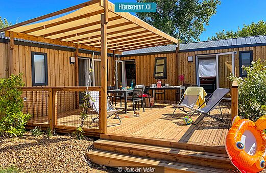 Mobil-home XXL avec grande terrasse ombrag�e et mobilier ext�rieur au camping VAGUES OCEANES Odyss�e � Villers sur mer (14).