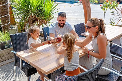 Famille d�jeunant au camping VAGUES OCEANES Odyss�e � Villers sur mer (14).