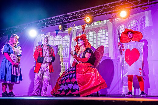 Animation spectacle personnages costum�s au camping VAGUES OCEANES Odyss�e � Villers sur mer.