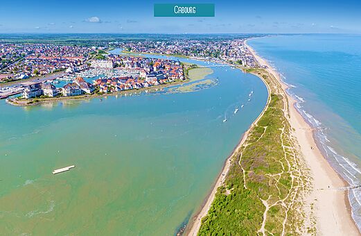Vue a�rienne de Cabourg, sa plage, son port et l'estuaire de la Dives.