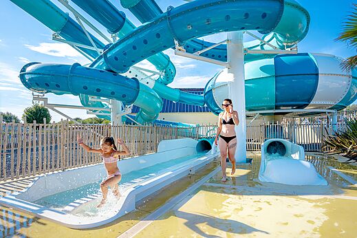 Toboggans aquatiques g�ants et piscine au camping VAGUES OCEANES Odyss�e � Villers sur mer (14).