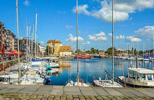 Port pittoresque avec voiliers, b�timents historiques et carrousel, � visiter en Normandie.