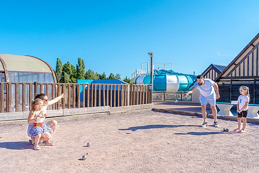 Partie de p�tanque en famille au camping VAGUES OCEANES Odyss�e � Villers sur mer (14).