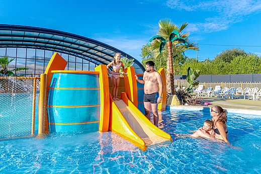 Piscine avec jeux d'eau et toboggan au camping VAGUES OCEANES Odyss�e � Villers sur mer (14).