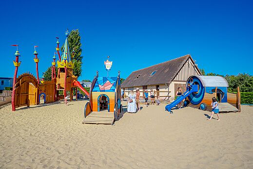 Grande aire de jeux enfants au camping VAGUES OCEANES Odyss�e � Villers sur mer (14).