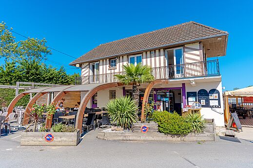 Restaurant et terrasse ext�rieure couverte avec tables au camping VAGUES OCEANES Odyss�e � Villers sur mer (14).