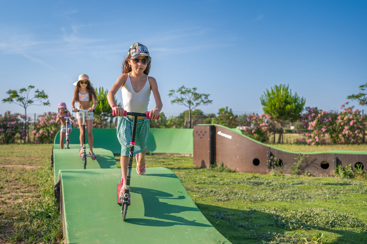Piste de jeux pour trottinettes, enfants au camping CAPFUN Ondines Vias Plage.