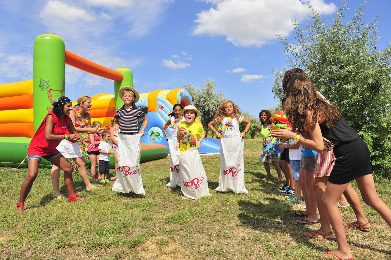 Course en sac enfants, jeux gonflables, animation camping CAPFUN Ondines Vias Plage (34).
