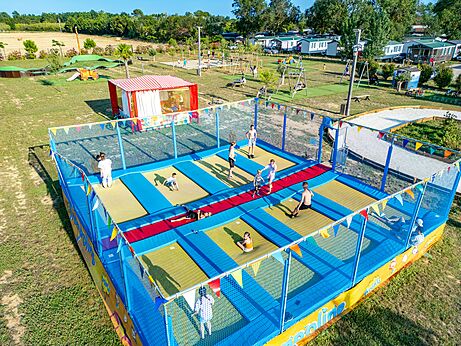 Grand trampoline avec enfants jouant au camping CAPFUN Ondines à Vias Plage (34).