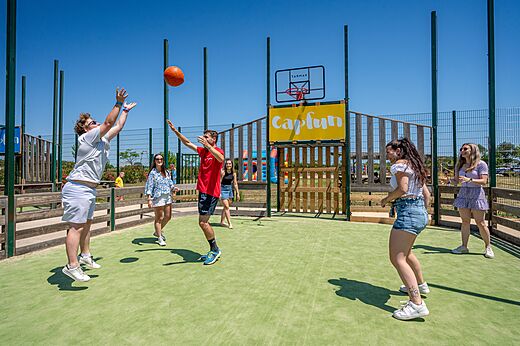 Terrain multisport avec des jeunes jouant au basketball au camping CAPFUN Ondines � Vias Plage (34).