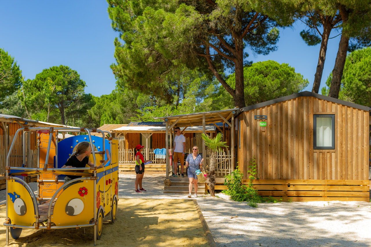 Mobil-home en bois, aire de jeux enfants au camping CAPFUN Or, La Grande Motte (34).