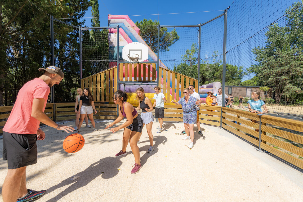 Terrain de basketball avec jeunes et adultes jouant au camping CAPFUN Or � La Grande Motte (34).