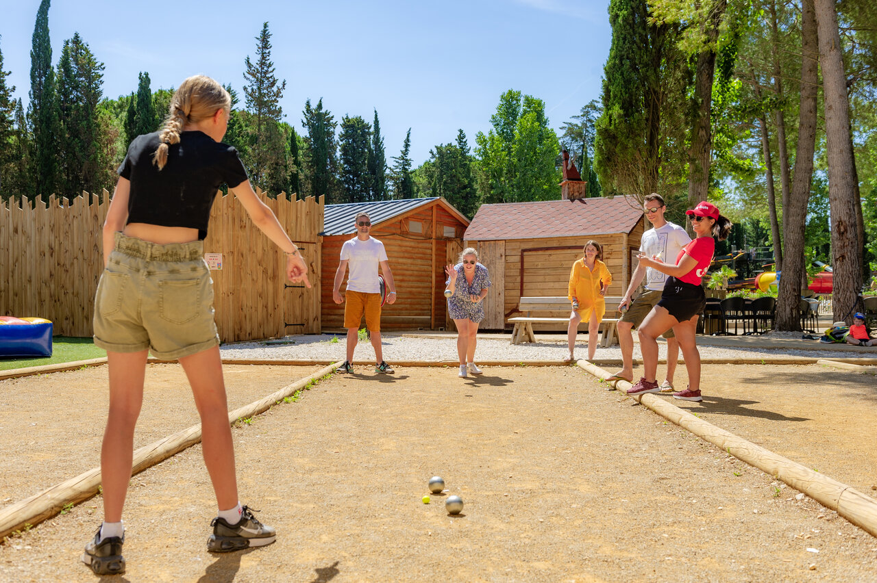 Partie de p�tanque anim�e avec des vacanciers au camping CAPFUN Or � La Grande Motte (34).