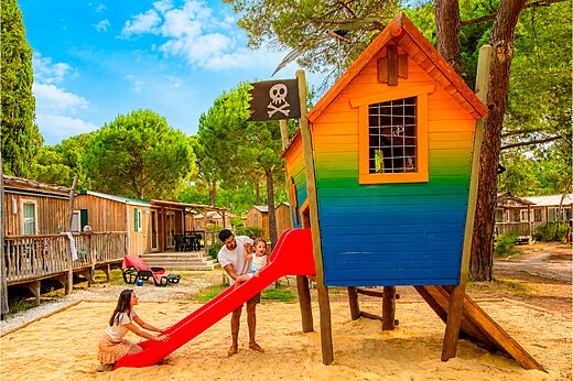 Aire de jeux pirate avec toboggan, famille, au camping CAPFUN Or à La Grande Motte.
