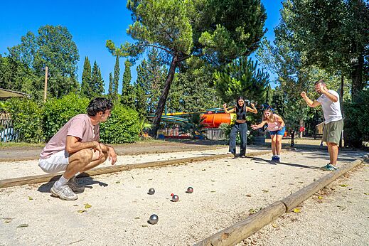 Terrain de pétanque animé avec famille au camping CAPFUN Or, La Grande Motte.