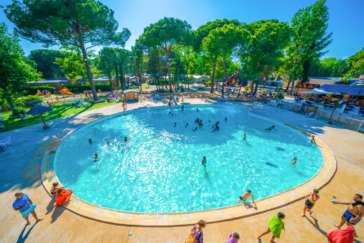 Grande piscine ext�rieure avec baigneurs au camping CAPFUN Or � La Grande Motte (34).