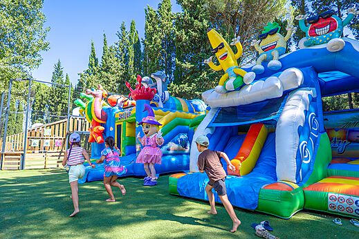 Structure gonflable géante pour enfants au camping CAPFUN Or à La Grande Motte (34).