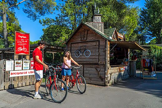 Location de vélos rouges pour adultes au camping CAPFUN Or à La Grande Motte (34).