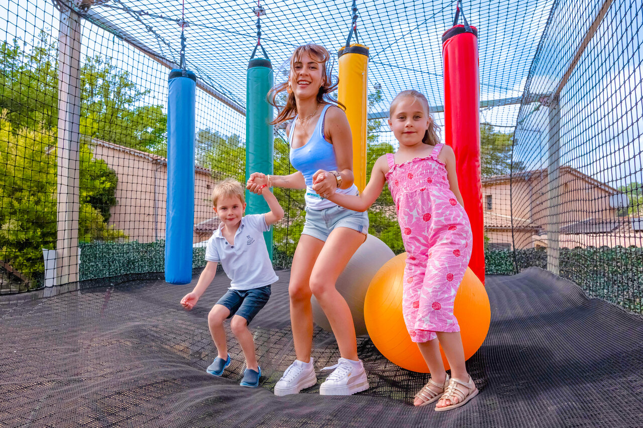 Trampoline g�ant avec enfants et adulte au camping CLICOCHIC Or�e d'Azur � OPIO.