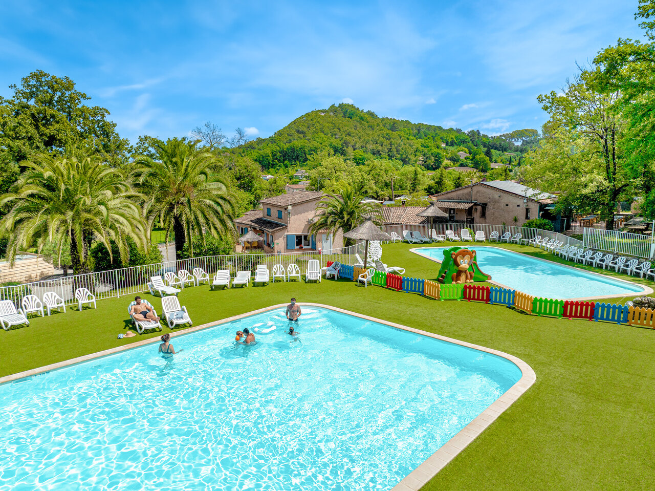 Piscines ext�rieures, pataugeoire et toboggan au camping CLICOCHIC Or�e d'Azur � OPIO (06).