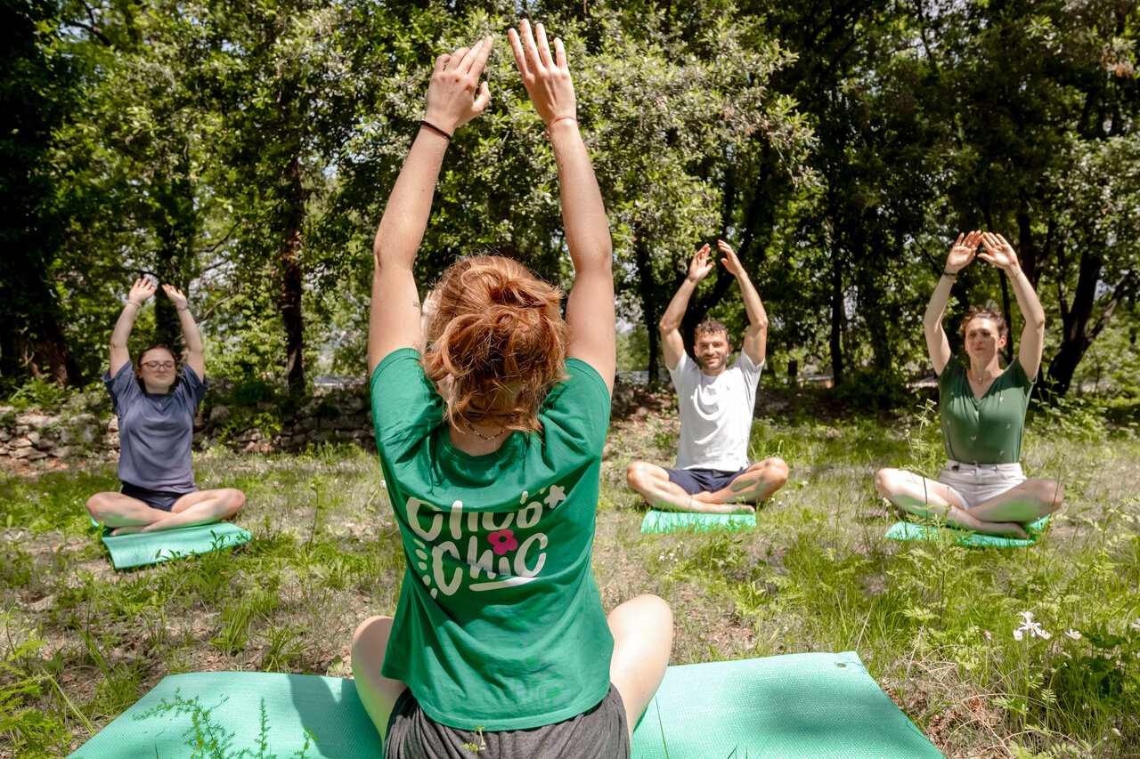 S�ance de yoga en plein air pour adultes au camping CLICOCHIC Or�e d'Azur � OPIO (06).