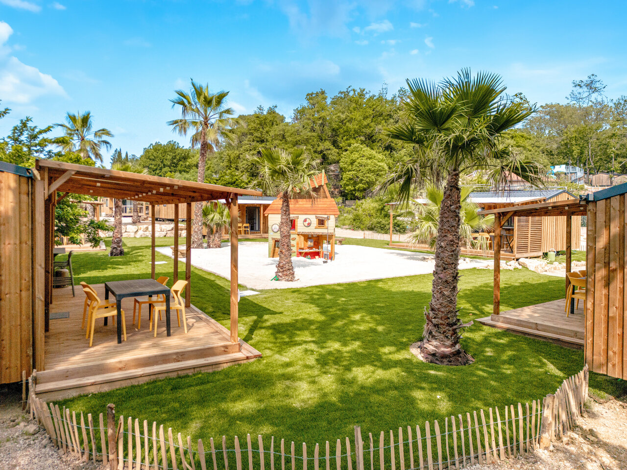 Mobil-home, terrasse, jeux enfants au camping CLICOCHIC Or�e d'Azur � OPIO (06).