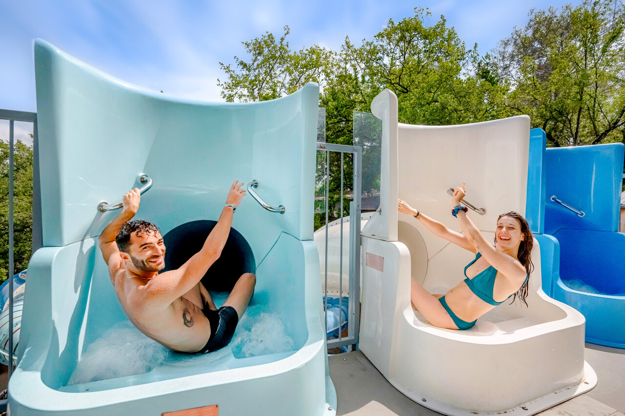 Toboggans aquatiques, jeunes s'amusant au camping CLICOCHIC Or�e d'Azur � OPIO (06).