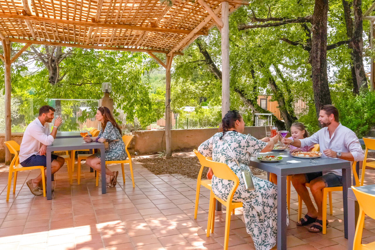 Terrasse de restaurant ombrag�e pour familles au camping CLICOCHIC Or�e d'Azur � OPIO (06).
