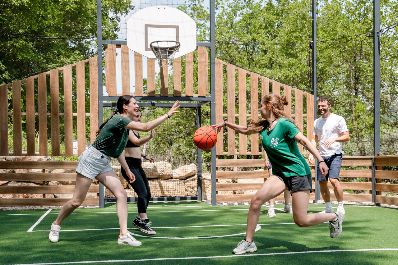 Terrain multisport : partie de basketball au camping CLICOCHIC Or�e d'Azur � OPIO (06).