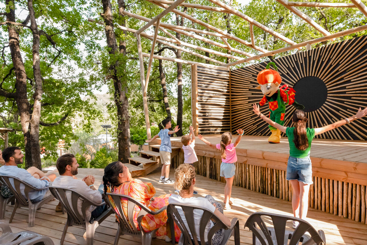 Spectacle d'animation avec mascotte et enfants sur sc�ne au camping CLICOCHIC Or�e d'Azur � OPIO (06).