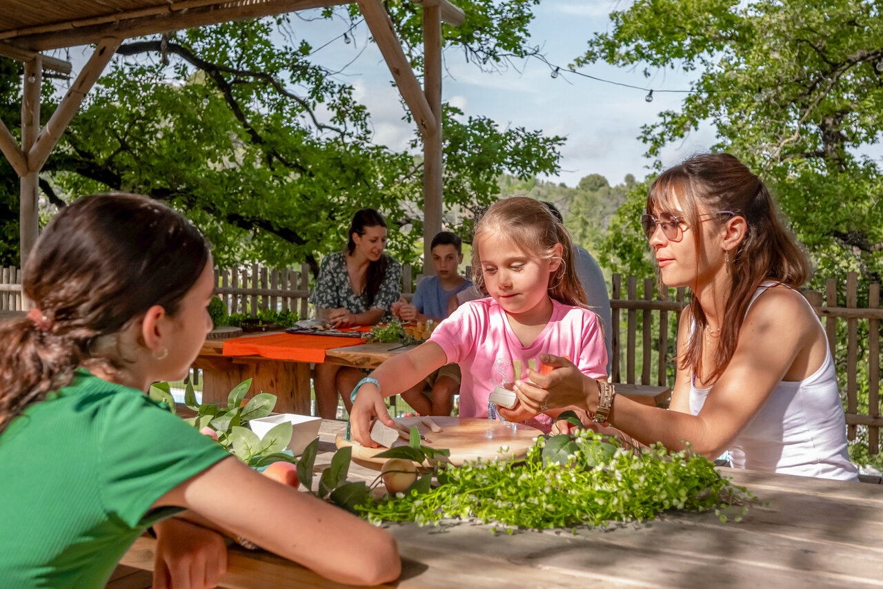 Animation cr�ative enfants et adultes au camping CLICOCHIC Or�e d'Azur � OPIO (06).