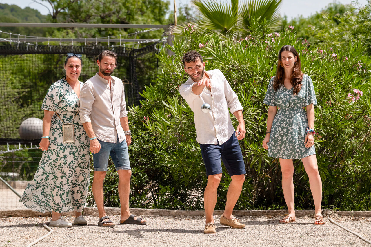 Partie de p�tanque conviviale au camping CLICOCHIC Or�e d'Azur � OPIO (06).