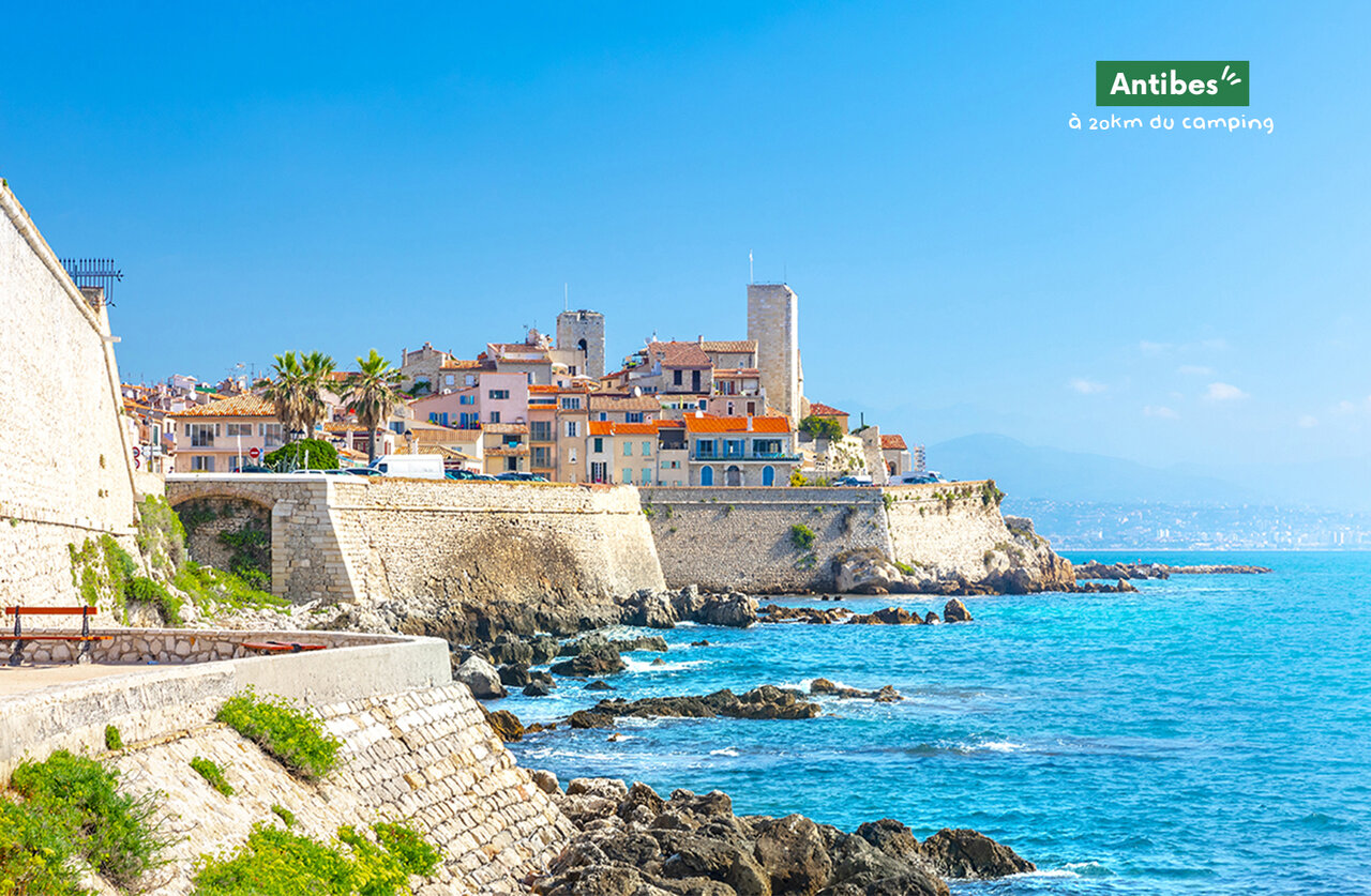 Vieille ville d'Antibes et ses remparts en bord de mer, C�te d'Azur.